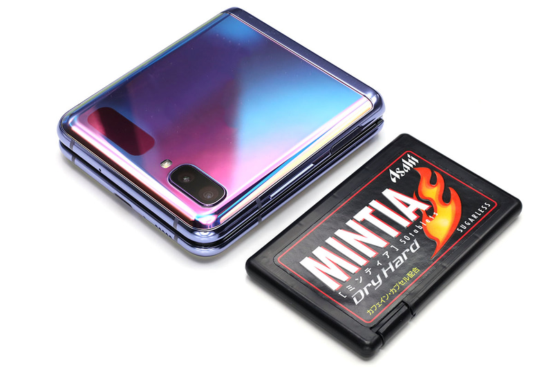 サイズ感はこんな雰囲気。クレジットカードよりは大きいし、ミント菓子のパッケージよりも厚い。のだが、カードやミント菓子のような感覚でバッグやポケットに入れられて、使用時は大画面スマートフォンになって、重くもなくて……と非常に携行性に優れたサイズなのであった。