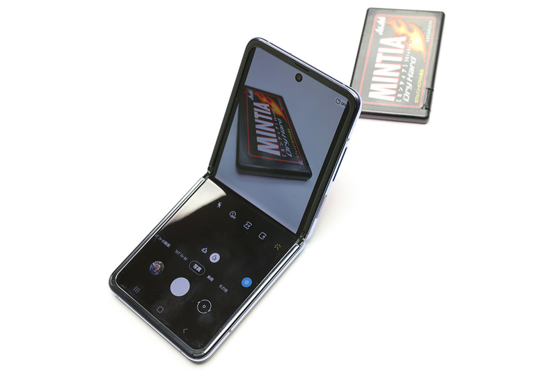 このように折った端末を机上に置けば、手ブレを気にせず撮影できる。これでさらにタイマーを使えば条件の悪いシチュエーションでも完璧にブレのない写真が撮れるだろう。なお、画面は向こう側へ開き過ぎるとパタンと倒れるので、実質的には「どの角度にも開いて置ける」というわけではない。