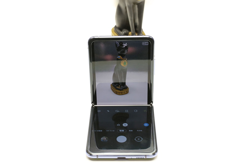 このように折った端末を机上に置けば、手ブレを気にせず撮影できる。これでさらにタイマーを使えば条件の悪いシチュエーションでも完璧にブレのない写真が撮れるだろう。なお、画面は向こう側へ開き過ぎるとパタンと倒れるので、実質的には「どの角度にも開いて置ける」というわけではない。