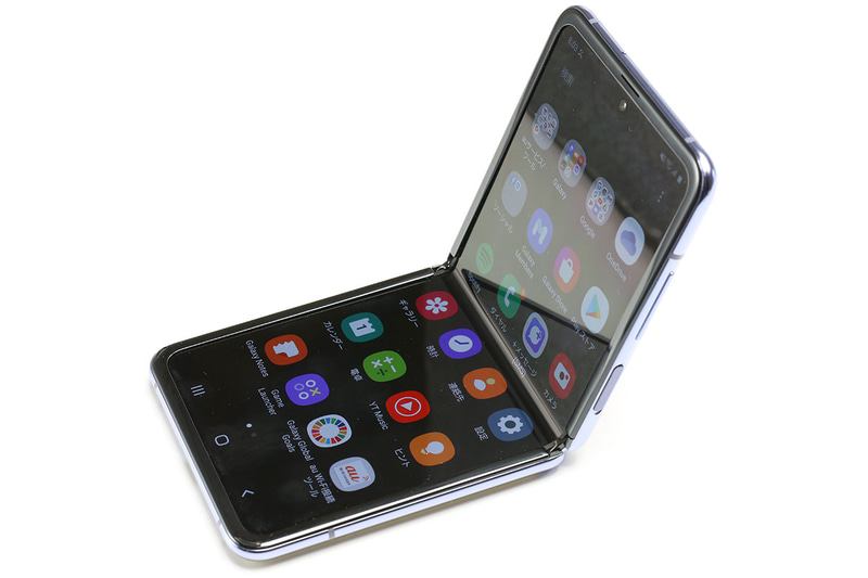 少し折って使うと、机上にスマートフォンを置いて両手を使う必要がある場合でも、対面の人の視線を気にせずに済む。手で覆うようにすれば、人混みでもより画面の盗み見を防げるだろう。