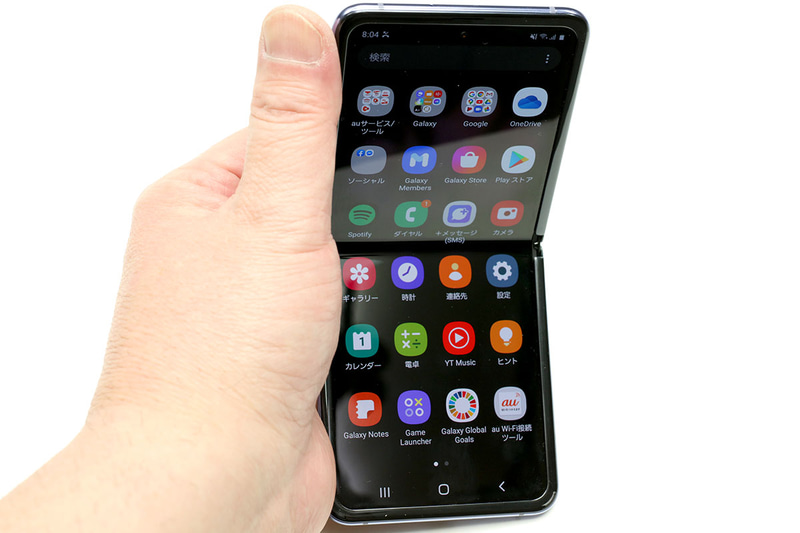 少し折って使うと、机上にスマートフォンを置いて両手を使う必要がある場合でも、対面の人の視線を気にせずに済む。手で覆うようにすれば、人混みでもより画面の盗み見を防げるだろう。