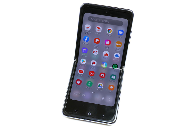 中途半端に折った状態でも画面中央が著しく見えにくくなるということはない。右写真はマルチウィンドウ表示でGoogleマップとGmailを同時に使っている様子だが、あらまあ、クラムシェルノートPCの上を行くデバイスっぽくて愉快かも!!!