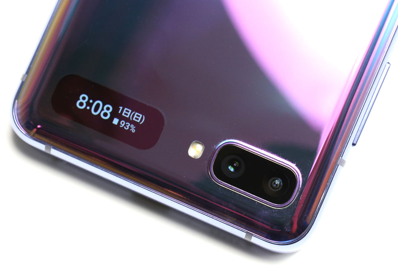 カバーディスプレイには日時や通知が表示される。ガラケーのサブディスプレイを彷彿させるが、閉じた状態でちょっと時間や通知が見られるのはやっぱり実用的。