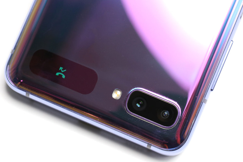 カバーディスプレイには日時や通知が表示される。ガラケーのサブディスプレイを彷彿させるが、閉じた状態でちょっと時間や通知が見られるのはやっぱり実用的。