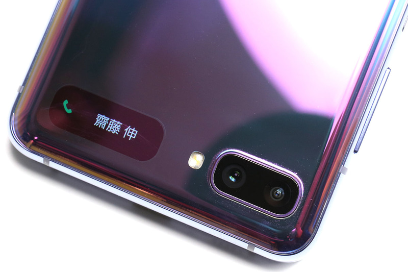 左写真は着信中の表示。カバーディスプレイはタッチ操作ができ、着信中にスワイプ操作などをすれば、端末を開かずにスピーカーホン通話ができたりもする。右写真は端末を閉じた状態でアウトカメラによる自撮りをしている様子。電源ボタン2度押しでこの機能が使える。表示は鮮やかで見やすいが、ファインダーとしては写真の一部しか表示されないので、重要な被写体を中央に入れて撮影するといいだろう。