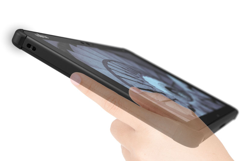 本体背面や側面を覆う樹脂の表面は、ややザラザラした質感。これにより持った時に滑りにくい感じ。また、側面のエッジに適度な角度がありつつややザラザラしているので、指がかかりやすい。四隅のラバー的素材も滑りにくさや持ちやすさにつながっている感じがする。