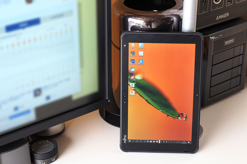 なるほど～。言われてみれば、タブレット端末って総じて「単体でどこか立て掛けることはできない」ですな。ツルッ、パタン!!　と倒れてしまう。でもこのタブレットの場合、けっこういろいろなシチュエーションで立て掛けることができる。なかなか便利♪