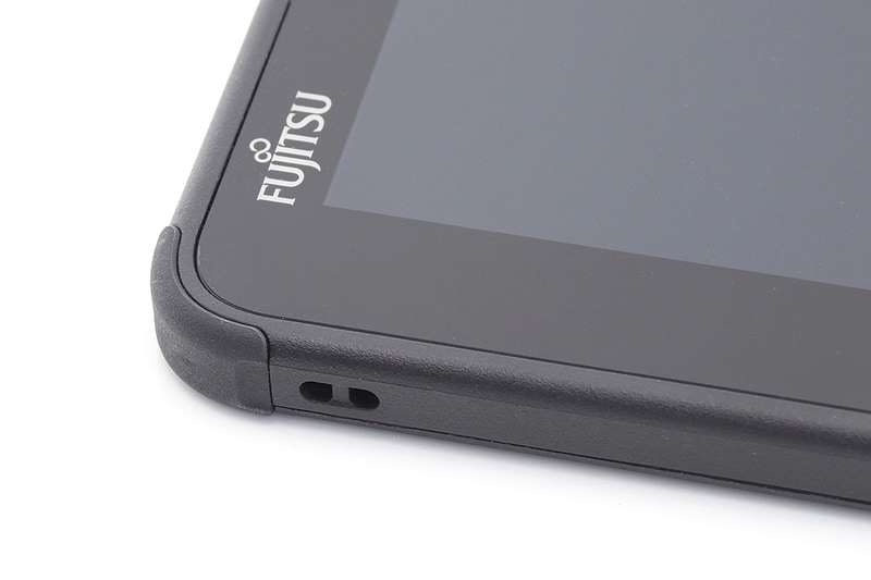 ペンの後方や本体左右上部にストラップホールがある。両端にループがある紐が付属し、これを使ってペンと本体を接続でき、ペンの紛失防止となる。完璧ですね～♪