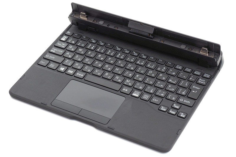 LAN付軽量スリムキーボードは背面に有線LANポートを備えた日本語配列キーボード（86キー）。キーピッチは約17.5mmで、キーストロークは約1.7mm。タブレットPC装着時の最大開閉角度は約125度。キーボードの質量は389g（実測値）で、タブレットPC本体が約610g（ペンを除く）なので、合体時は約1kgのクラムシェルノートPCとして使える。富士通WEB MART価格は税込み1万9470円。