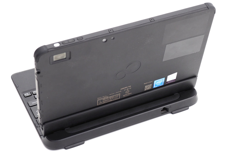 左写真は背面にある有線LANポート。中央はキーボードからタブレットを外す時に使うイジェクトボタン。右はキーボード側のコネクタ部だが、端末を脱着する度に端子がブラシで掃除される機構を備えている。芸が細かい♪