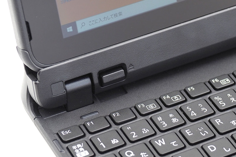 左写真は背面にある有線LANポート。中央はキーボードからタブレットを外す時に使うイジェクトボタン。右はキーボード側のコネクタ部だが、端末を脱着する度に端子がブラシで掃除される機構を備えている。芸が細かい♪