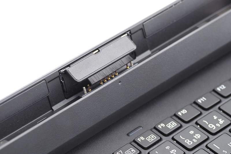 左写真は背面にある有線LANポート。中央はキーボードからタブレットを外す時に使うイジェクトボタン。右はキーボード側のコネクタ部だが、端末を脱着する度に端子がブラシで掃除される機構を備えている。芸が細かい♪