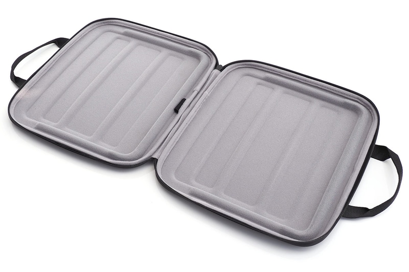 専用キャリングケースのサイズは32×28×4cmといったところ。質量は295g（実測値）。セミハードの樹脂素材ケースで、表面は布のような手触りになっている。開くと独特の凸凹が。ケース底部にペンホルダーがある。富士通WEB MART価格は税込み2200円。