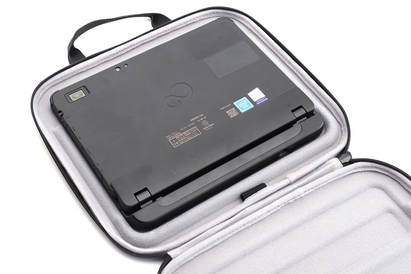 LAN付軽量スリムキーボードと合体したタブレットPCを置くと、バッグ内部のエッジ的凸凹にピッタリとはまった。このまま閉じると、バッグ内部でPCが固定的かつ安定的に保持される。とは言っても若干の余裕があるケースなので、さらにフォリオケースを入れても収まった。そこにさらに専用ACアダプターを隙間に入れても収めることができた。