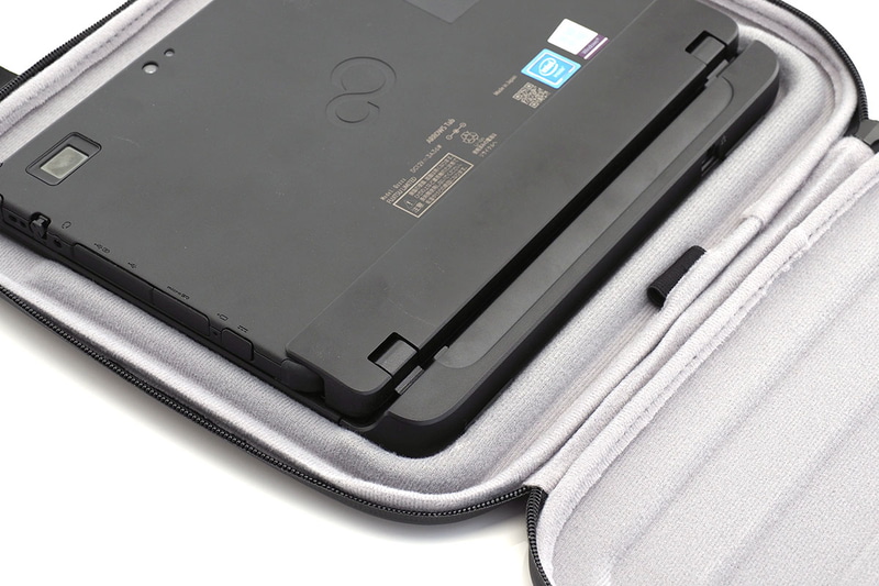 LAN付軽量スリムキーボードと合体したタブレットPCを置くと、バッグ内部のエッジ的凸凹にピッタリとはまった。このまま閉じると、バッグ内部でPCが固定的かつ安定的に保持される。とは言っても若干の余裕があるケースなので、さらにフォリオケースを入れても収まった。そこにさらに専用ACアダプターを隙間に入れても収めることができた。