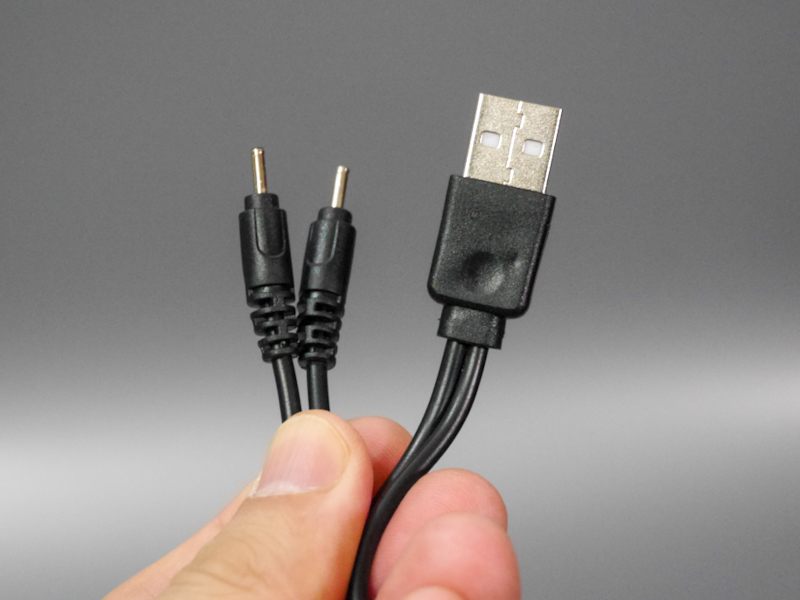 専用の充電ケーブル。先の細いピンを本体に差し込んで充電する