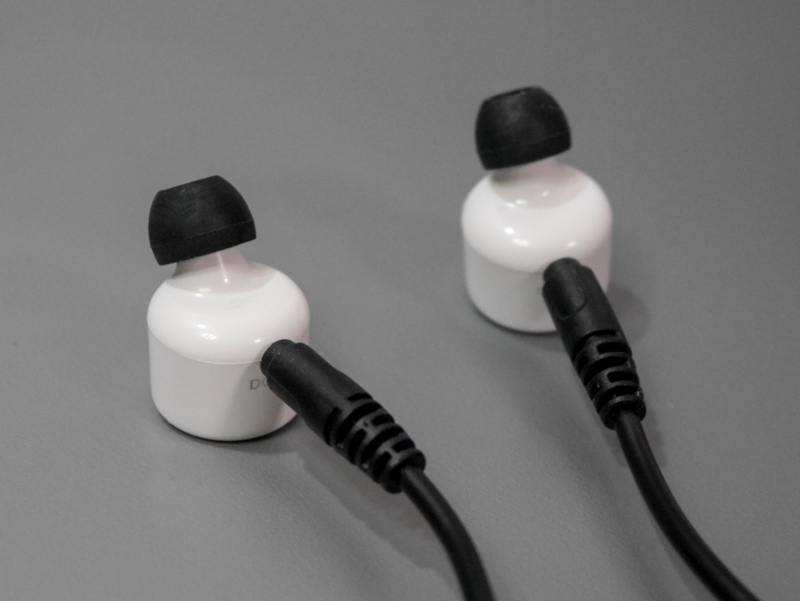 充電を行っているところ。仰向けに置きやすい形状なのはよい