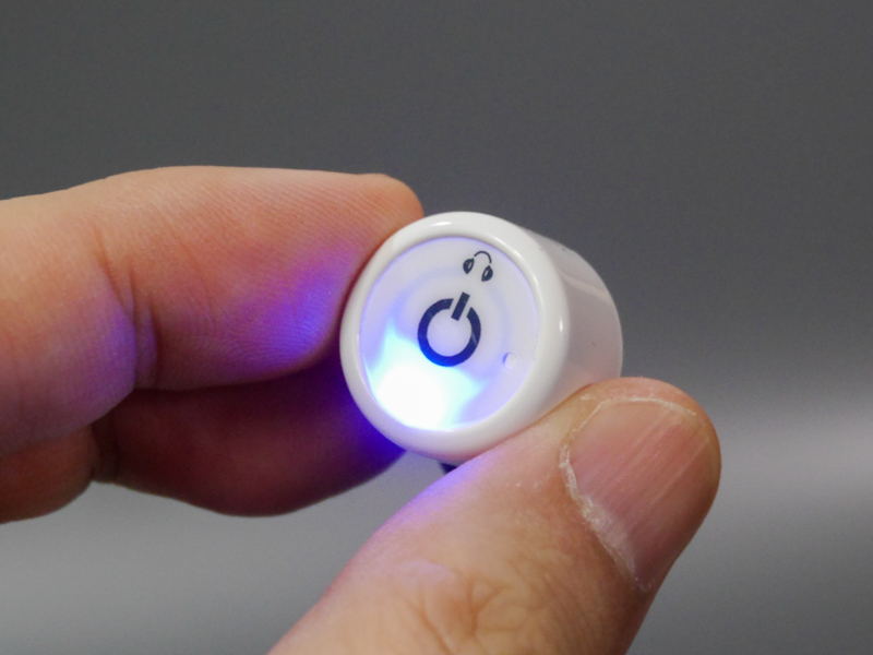 電源をオンにするとブルーのLEDが点灯する