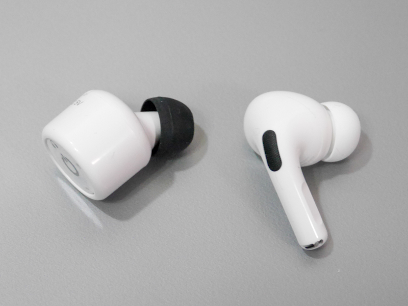 AirPods Pro（右）との比較。対照的なデザインだ