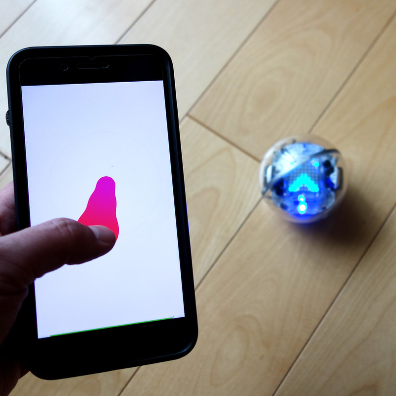 360度、自由自在にボール状のロボットを動き回らせるのは、おもいのほか愉快です