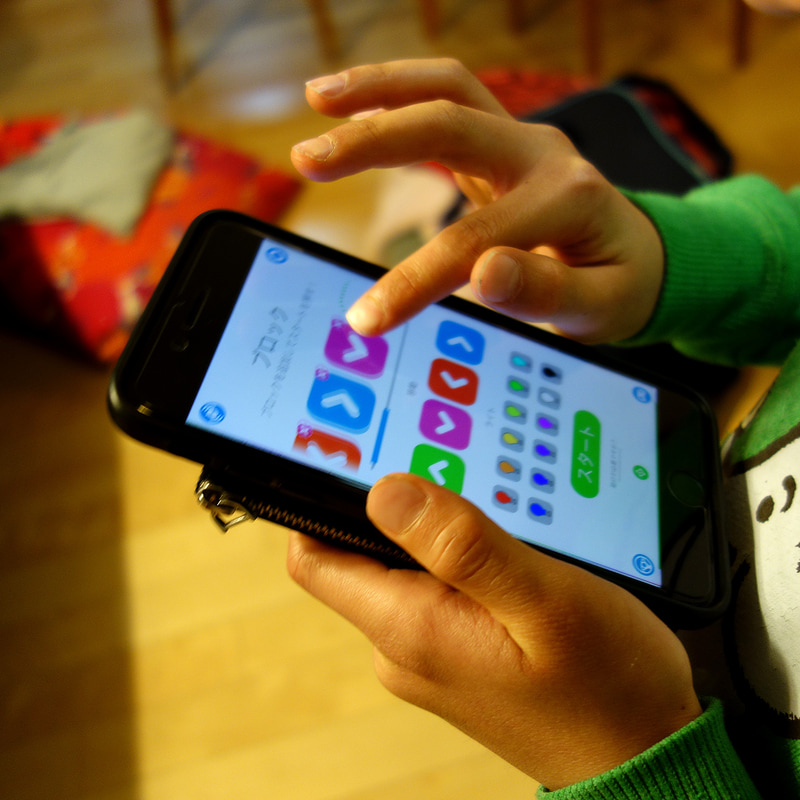 プログラミングの初歩の初歩とも言える「ブロック」。子どもたちもステージを作って熱中していました