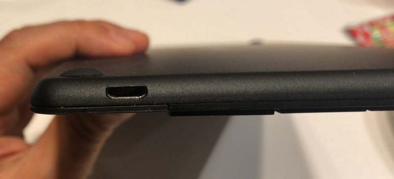 内蔵バッテリに充電するための端子はmicroUSBだ。この端子は充電のみの機能で、ここからPCにつないでも有線キーボードには使えなかった。他にあるのは電源スイッチくらいなので、使い方に迷うことはないだろう。