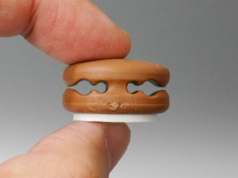 溝は二段階になっており、径の異なるさまざまなケーブルを挟める