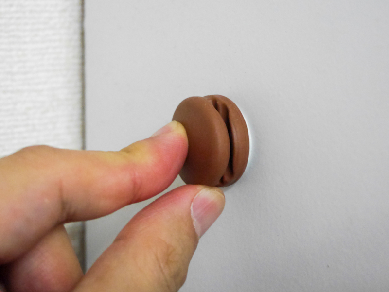 両面テープをはがして壁面に貼り付ける