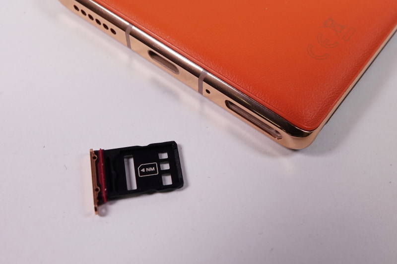 SIMカードトレイ