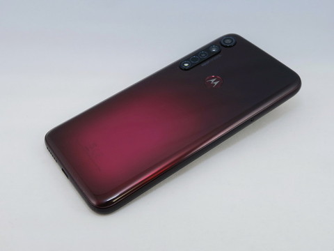 背面のカラーは革製品を使い込んだような色合いに仕上げられている