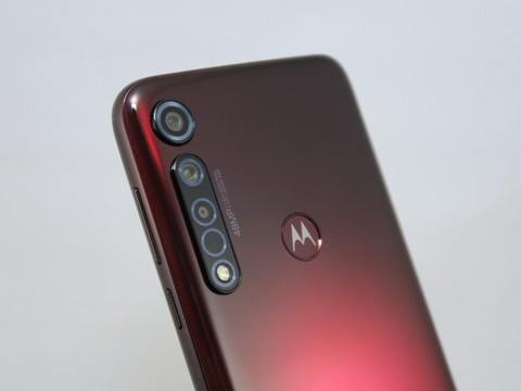 背面には3つのカメラを搭載。最上部の独立した円形が1600万画素の超広角アクションカメラ。その下の楕円のカメラ部の内、上段が4800万画素の標準カメラ、中段が500万画素の深度センサー、その下にレーザーフォーカス、最下段にLEDフラッシュを内蔵する