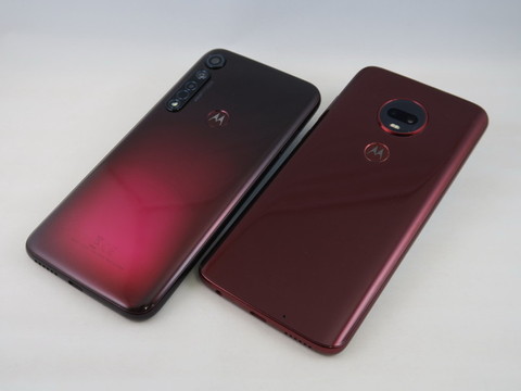 moto g8 plus（左）とmoto g7 plusの背面は同じ赤系のカラーでも色合いや仕上がりがまったく異なる。カメラの位置は左側に変更された