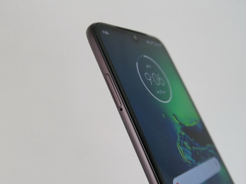 左側面の上部側にSIMカードトレイを備える