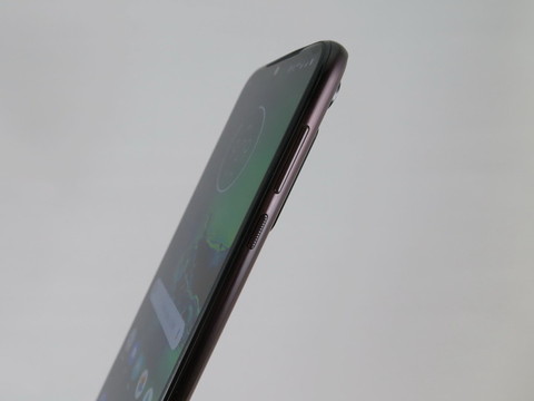 右側面は電源キーとシーソー式の音量キーを備える。電源キーにはローレット加工が施されている。モトローラ製端末ならでは細かい配慮