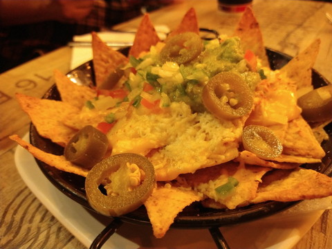 同じシーンでAIが「料理」を認識した状態で撮影。画面表示も黄色が強かったが、撮った写真も同様。今後のチューニングに期待