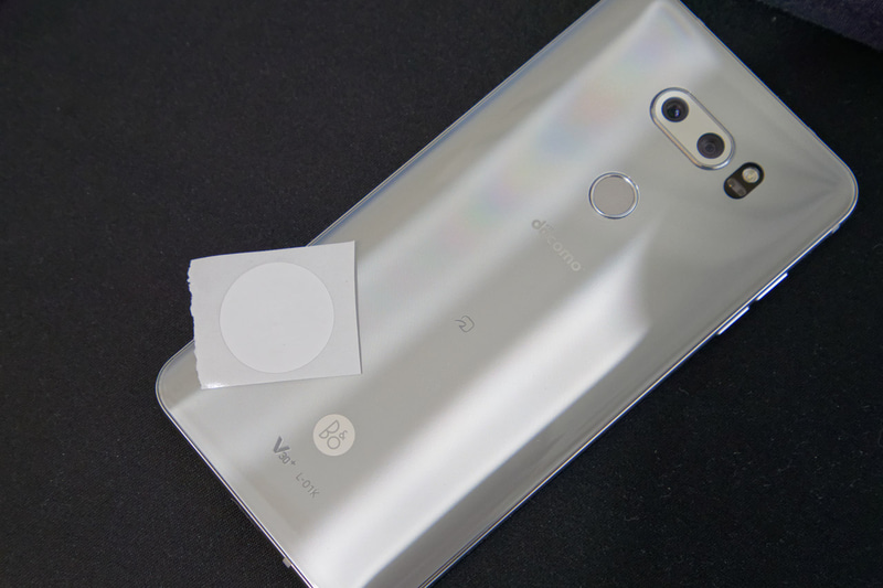 NFCのリーダー／ライター機能をもつL-01K。NFCタグにかざして情報をやりとりできる