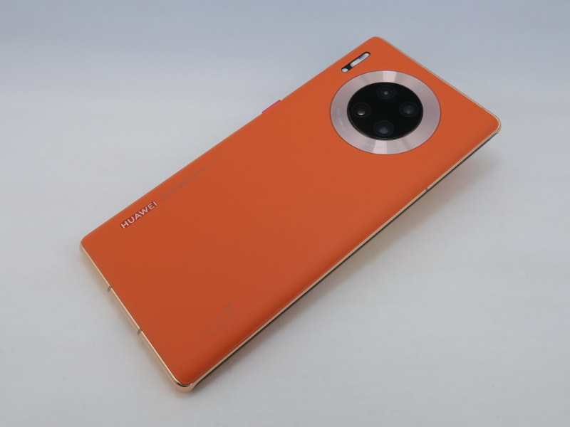 背面にはLeicaクアッドカメラを搭載