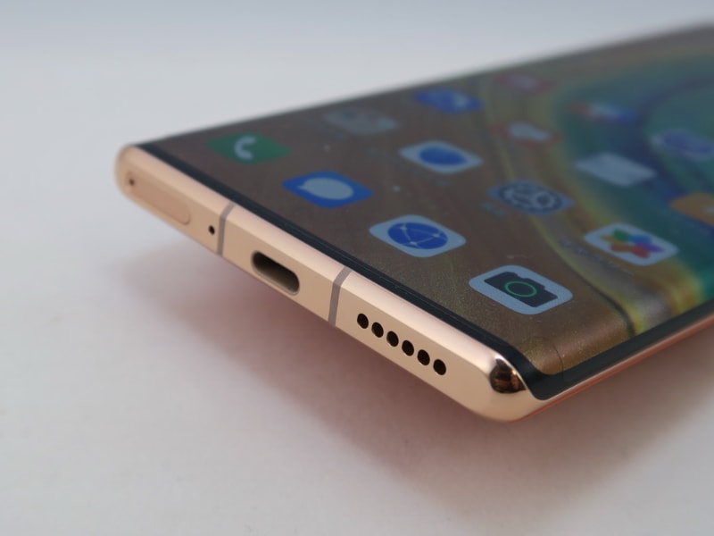 下部にはUSB Type-C外部接続端子を備える