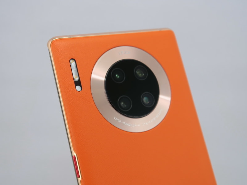 カメラはLeicaクアッドカメラを搭載。左側にLEDフラッシュライトも備える