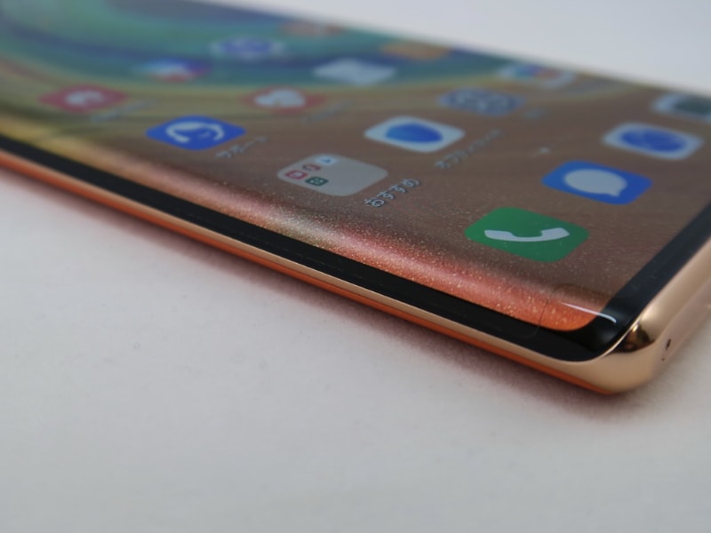 本体の側面まで回り込んだディスプレイ。角度も88度と、かなり急だ