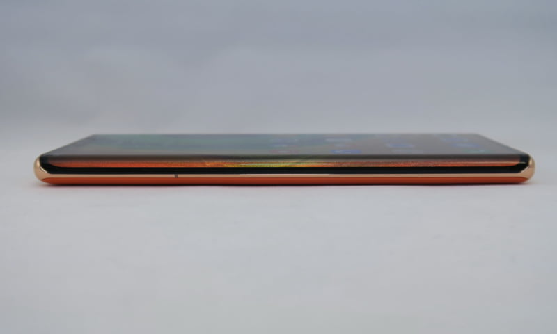 左側面は前面から回り込んだディスプレイのみで、ボタン類はない