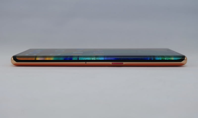 右側面には電源キーを備える