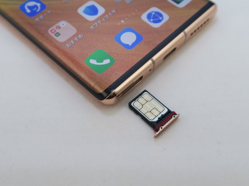 本体下部にピンで取出すタイプのSIMカードトレイを備える。SIMカードトレイの表裏に2枚のnanoSIMカードを装着するか、片側にはNMカードを装着する