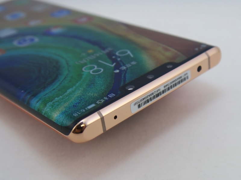 上部にはIMEI番号が記されたシールが貼られている。隣の黒い丸はリモコンなどが利用できる赤外線ポート