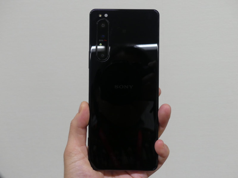 Xperia 1 II。赤いT＊がたまりませんね。