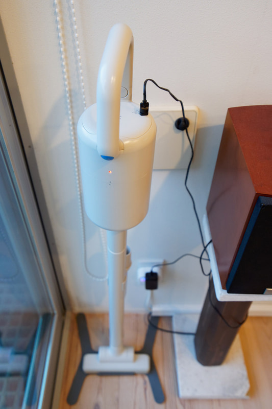 掃除機を充電中