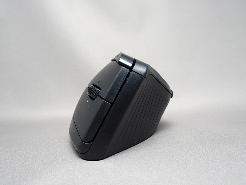 正面から見て約60度傾いたデザイン。一見奇抜だが、手を置くと驚くほど違和感なく操作できる