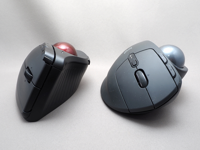 同じくエルゴデザインの親指トラックボール、Logicool MX ERGOと比較。正面からの角度は若干異なるが、どちらも自然に操作できて、甲乙つけがたい