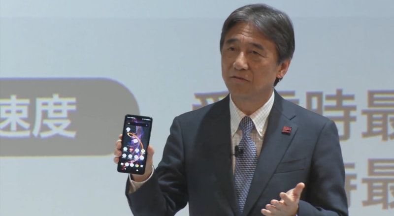 「AQUOS R5G」を手にする吉澤氏