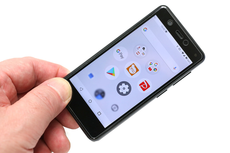 新しく登場したキャリアこと楽天モバイルの独自端末「Rakuten Mini」。2020年の1月23日より楽天モバイルショップで先行販売が開始され、現在は回線契約（楽天UN-LIMIT）とセットでの購入が可能になっており、端末の税込価格は2万5100円。サイズ（高さ/幅/厚さ）は約106.2×約53.4×約8.6mmで、質量は約79g。おサイフケータイ（FeliCa）搭載のスマートフォンとしては世界最小・最軽量。
